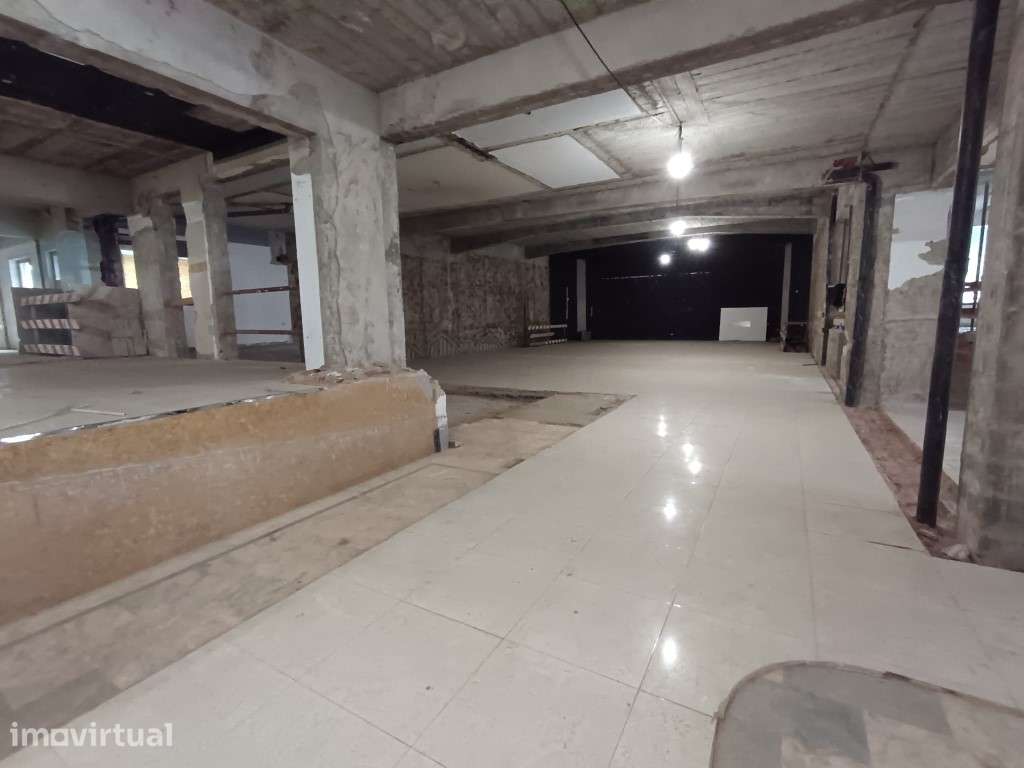 Espaço Comercial com 1800 m² em Linda a Velha - Grande imagem: 2/12