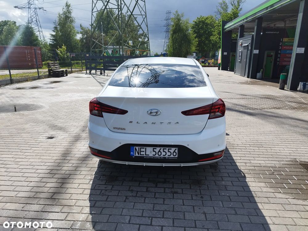 Hyundai Elantra 1.6 Classic Plus - 4