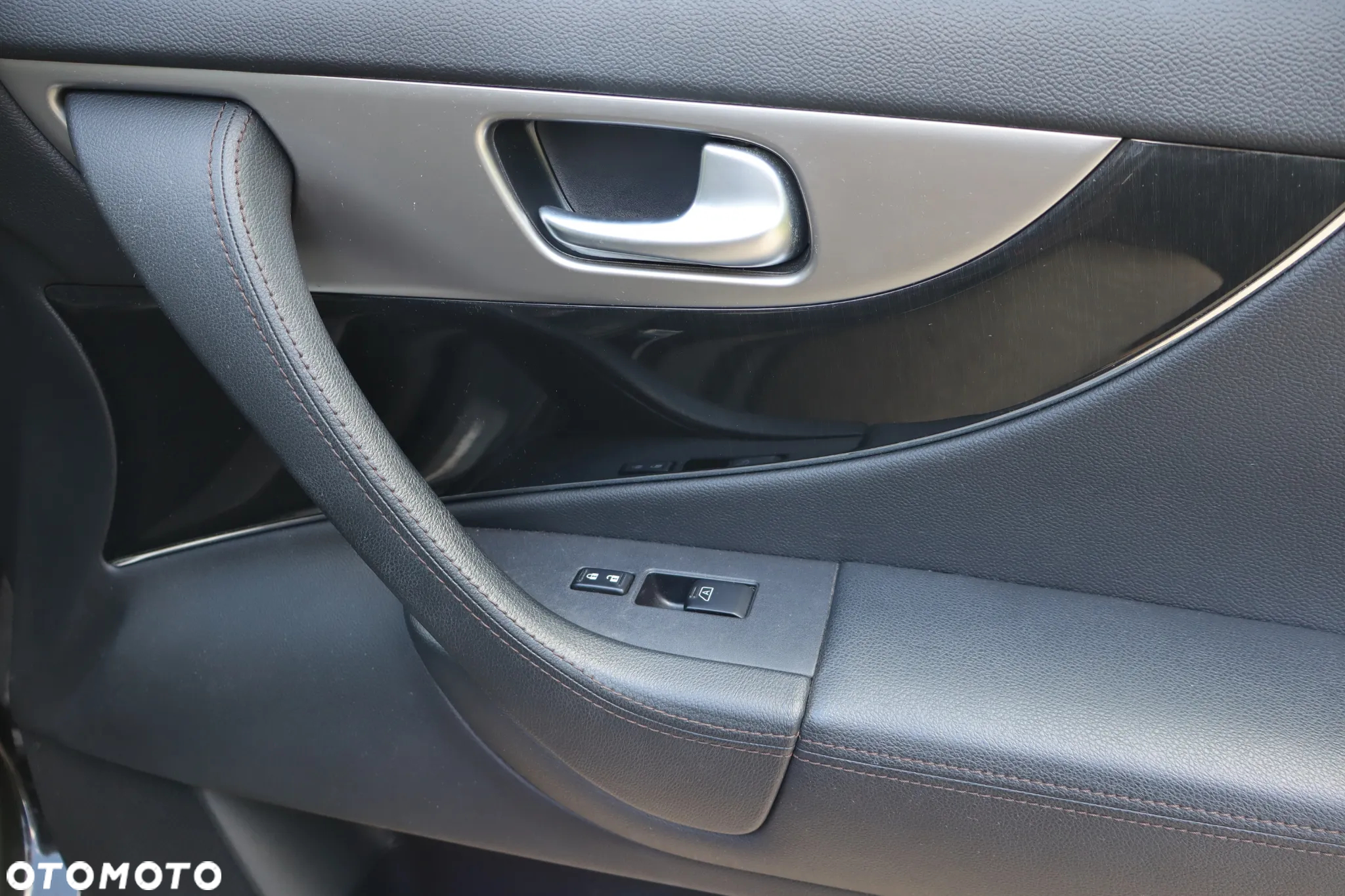 FOTEL FOTELE KANAPA TAPICERKI DRZWI ZAGŁÓWEK TV AUDIOMEDIA SKÓRA INFINITY FX II LIFT QX70S 2012 - 25