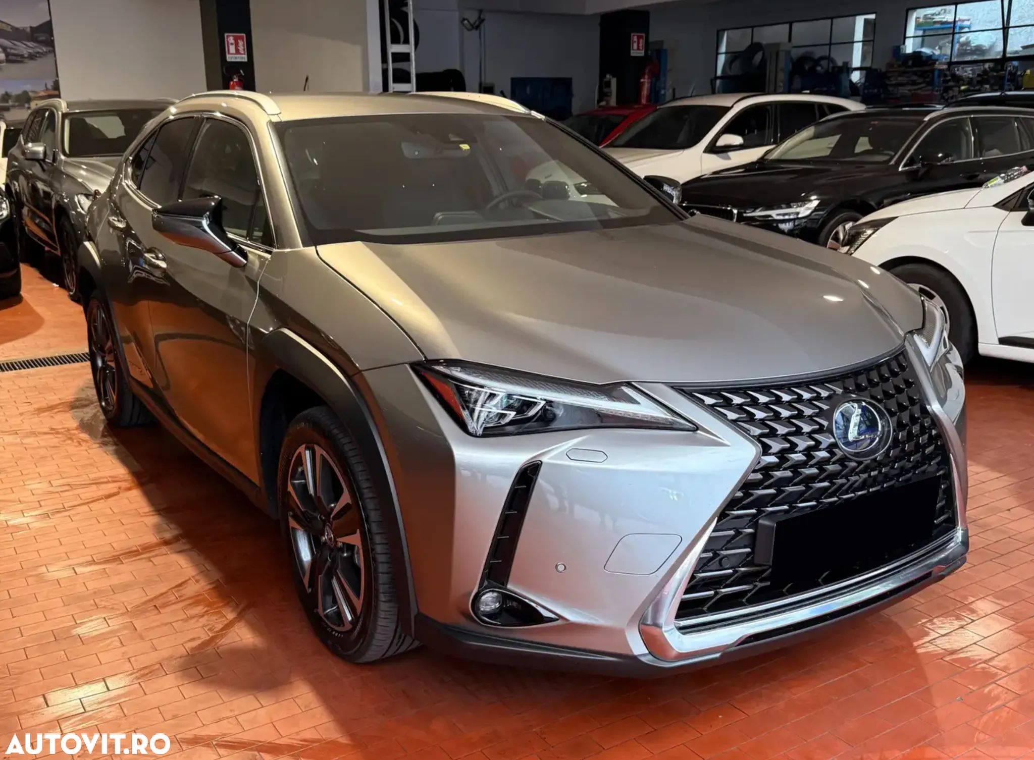 Lexus UX 250h 2.0L HEV 20H- (178 HP) 4X2 CVT Executive - 1