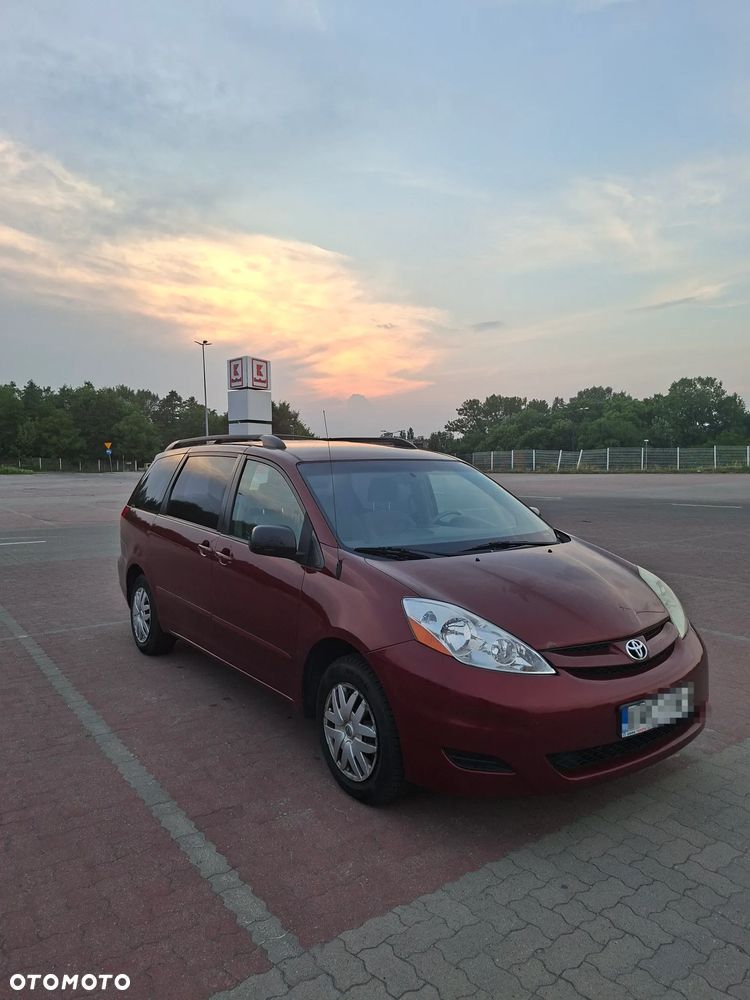 Toyota Sienna - 1