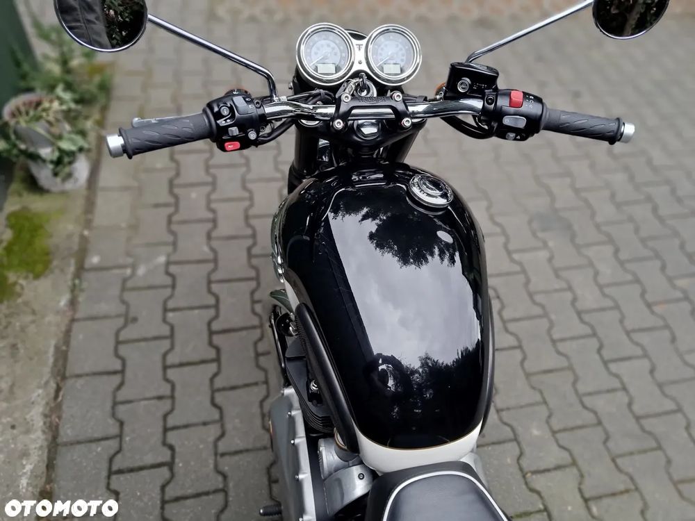 Triumph Bonneville - 12