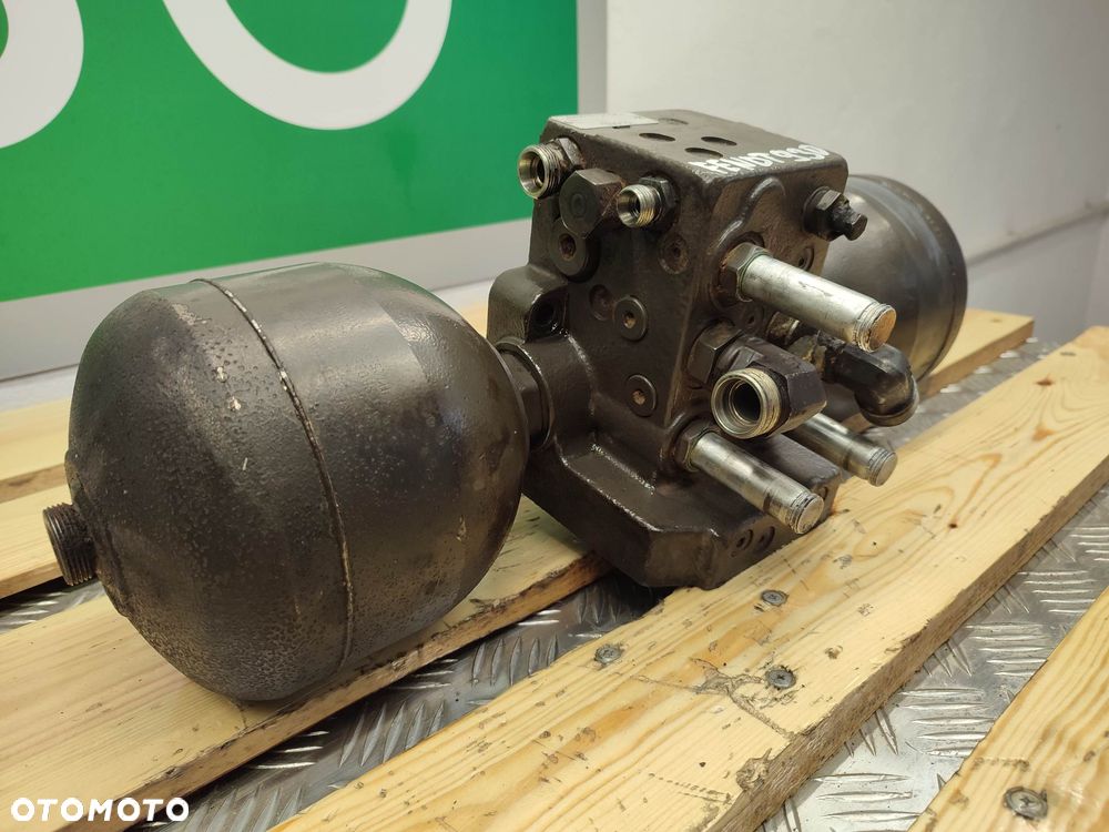 Rozdzielacz hydrauliczny Akumulatora Fendt 930 (3586836) - 3