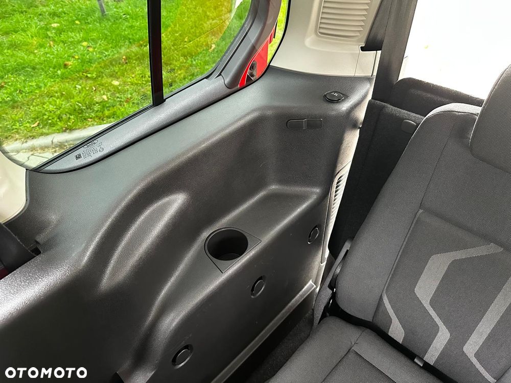 Ford Tourneo Connect Grand - 29