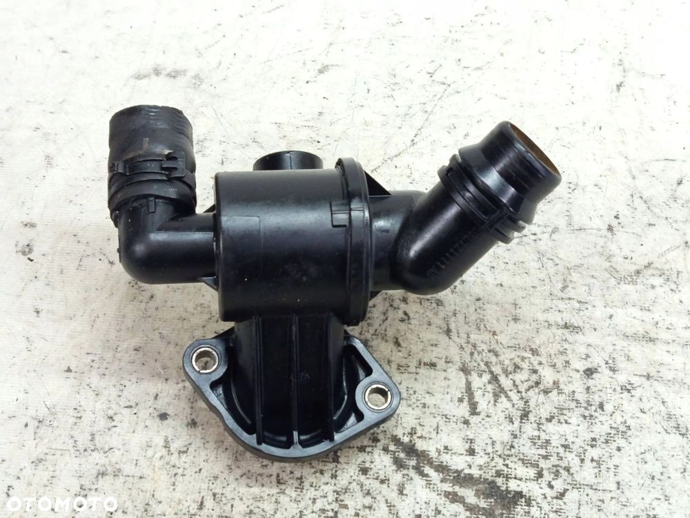 OBUDOWA KRÓCIEC TERMOSTATU AUDI A4 B8 A6 C6 2.0 TDI 03L121111AD - 1