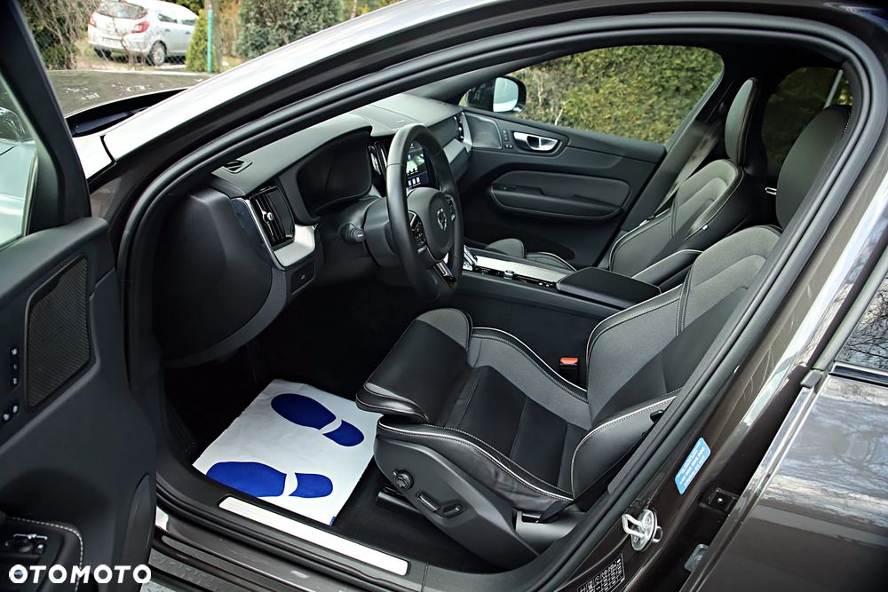 Volvo XC 60 B5 B AWD Plus Dark - 14