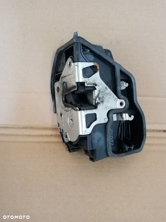Zamek drzwi lewy przód BMW e87 7167077 5pin Europa - 2