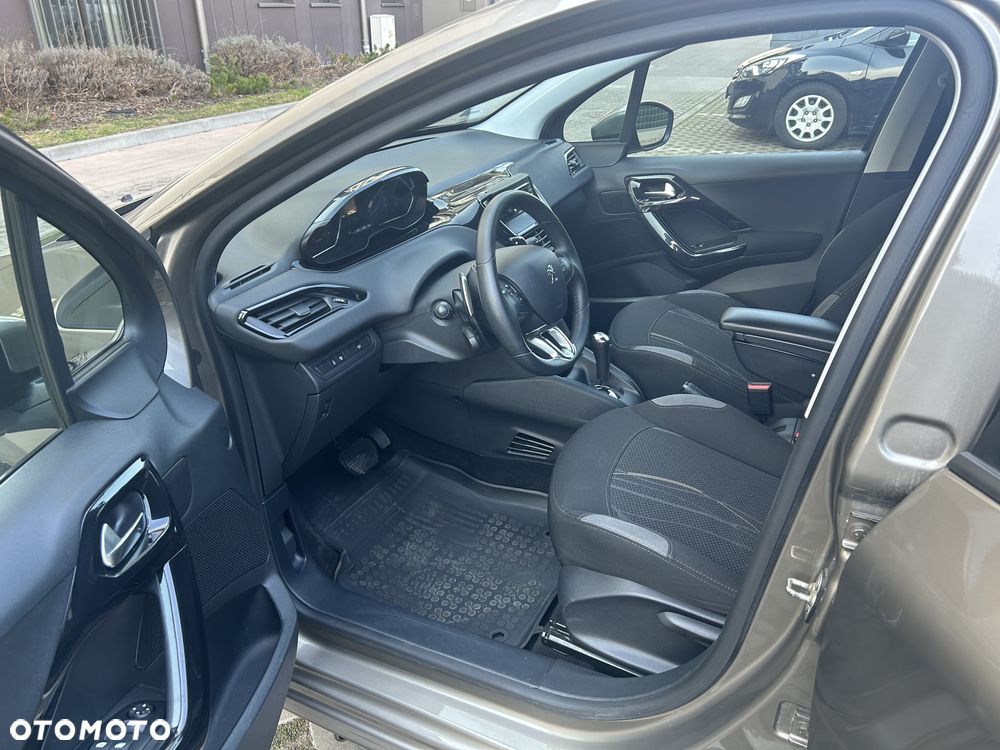 Peugeot 208 - 14