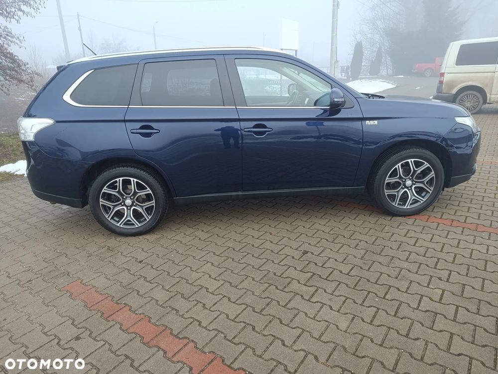 Mitsubishi Outlander 2.0 Invite + 2WD - 4