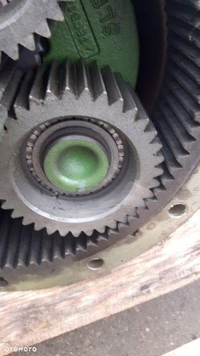 Zwolnica prawa JOHN DEERE 6125R AL215244 107kW 14R - 11