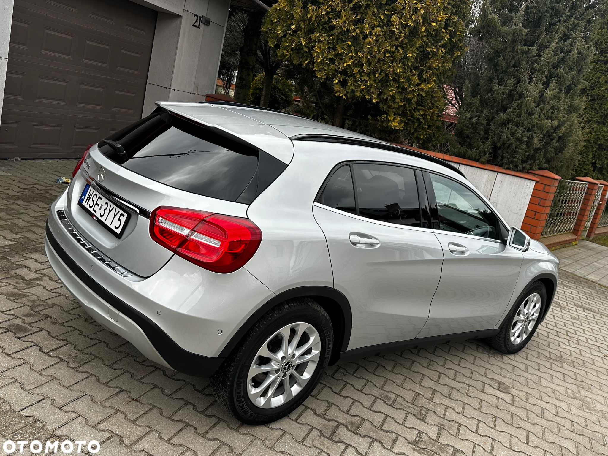 Mercedes-Benz GLA 180 7G-DCT - 11