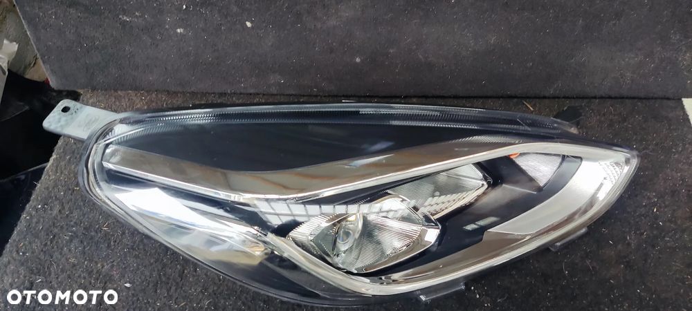 FORD FIESTA MK8 LAMPA PRZEDNIA PRAWA B479HL ICA UK ANGLIK - 2