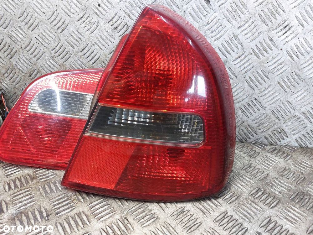 LAMPA LEWY TYŁ + PRAWY TYŁ W BŁOTNIK W KLAPĘ CARISMA I FL LIFT HB 5D HELLA - 4