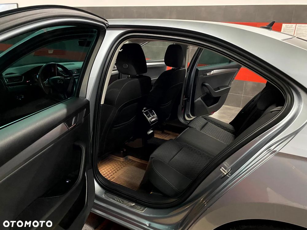Skoda Superb 2.0 TDI Sportline DSG - 19