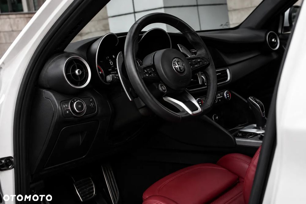 Alfa Romeo Giulia 2.0 Turbo 16V AT8-Q4 Ti - 10
