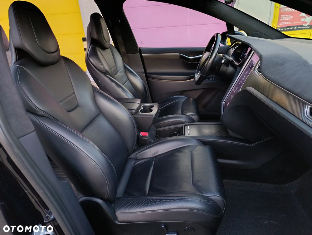 Tesla Model X - 11
