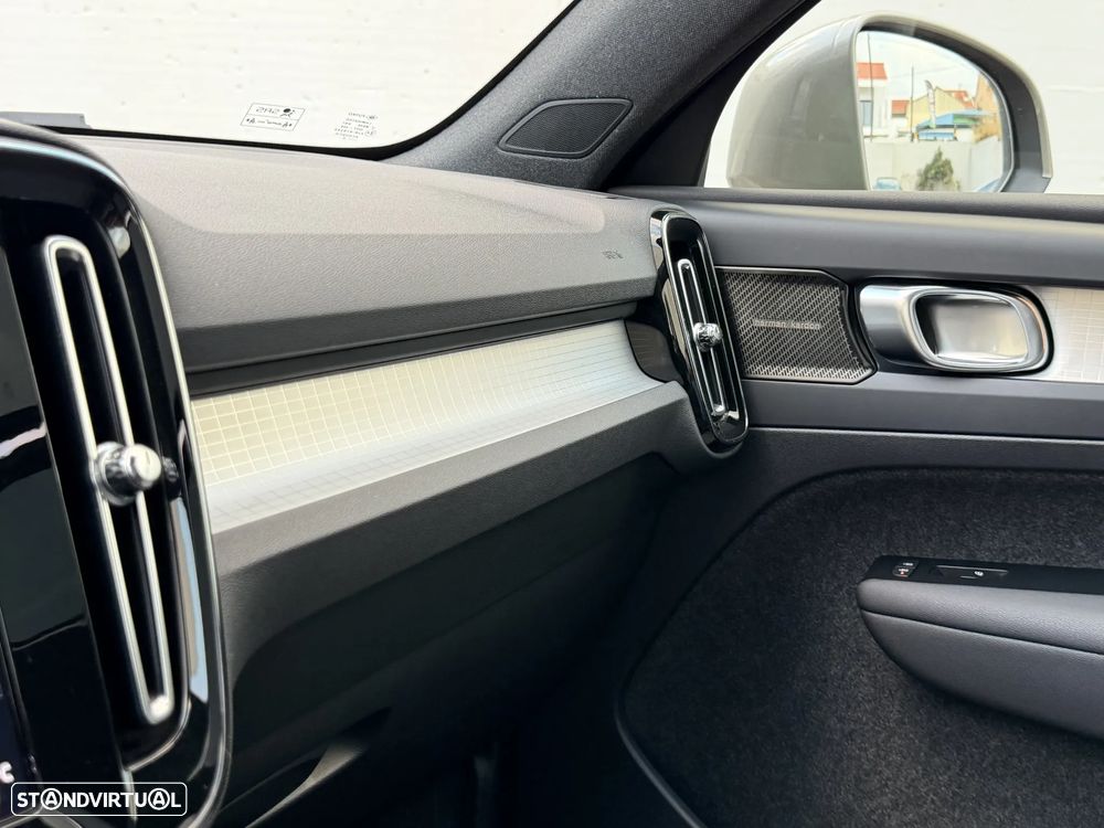 Volvo XC 40 2.0 B4 Momentum Plus - 35