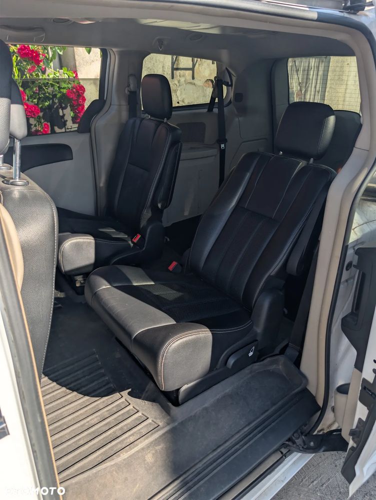 Chrysler Town & Country - 12