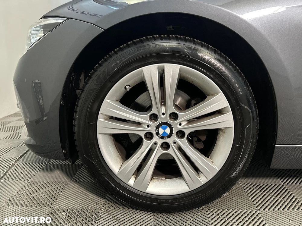 BMW Seria 3 318i Touring Aut. - 13