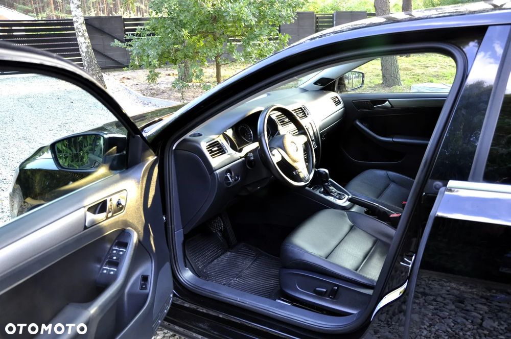 Volkswagen Jetta 2.0 TDI DSG Highline - 23