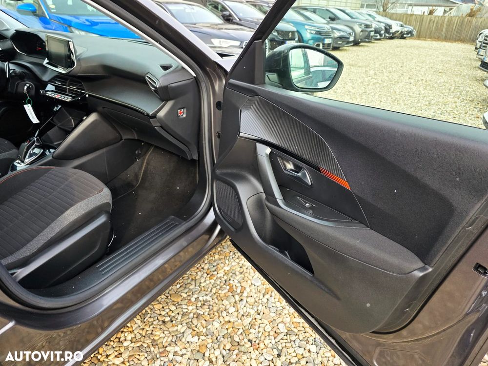 Peugeot 2008 PureTech 130 EAT8 GT - 13