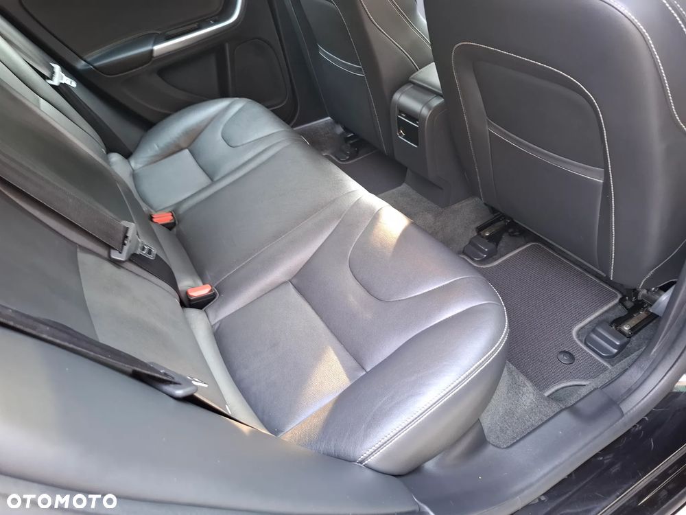 Volvo V60 D6 AWD Plug-in Hybrid R-Design Momentum - 16