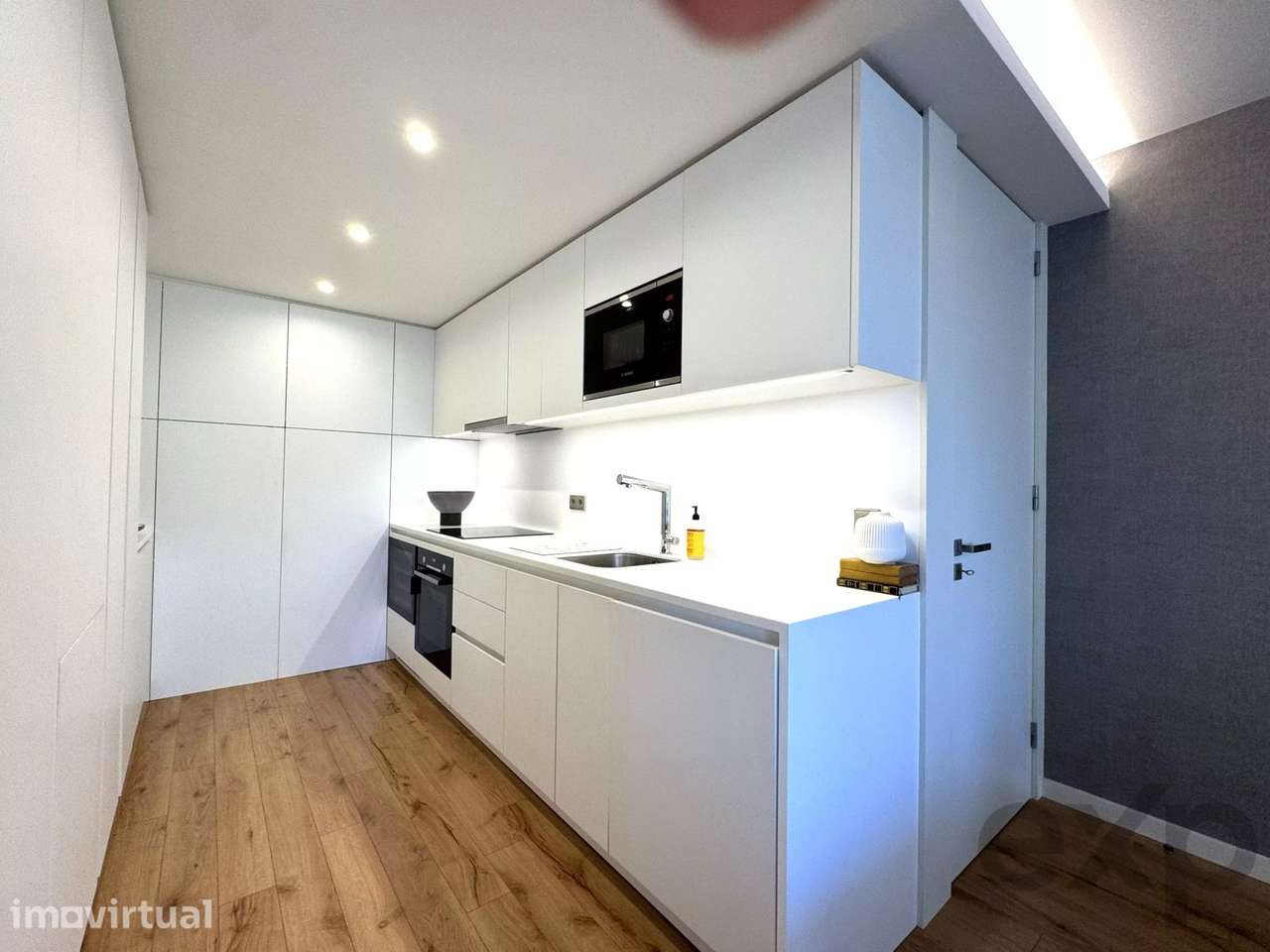Duplex mobilado no último piso, com duas suítes, no coração do Porto - Grande imagem: 4/25