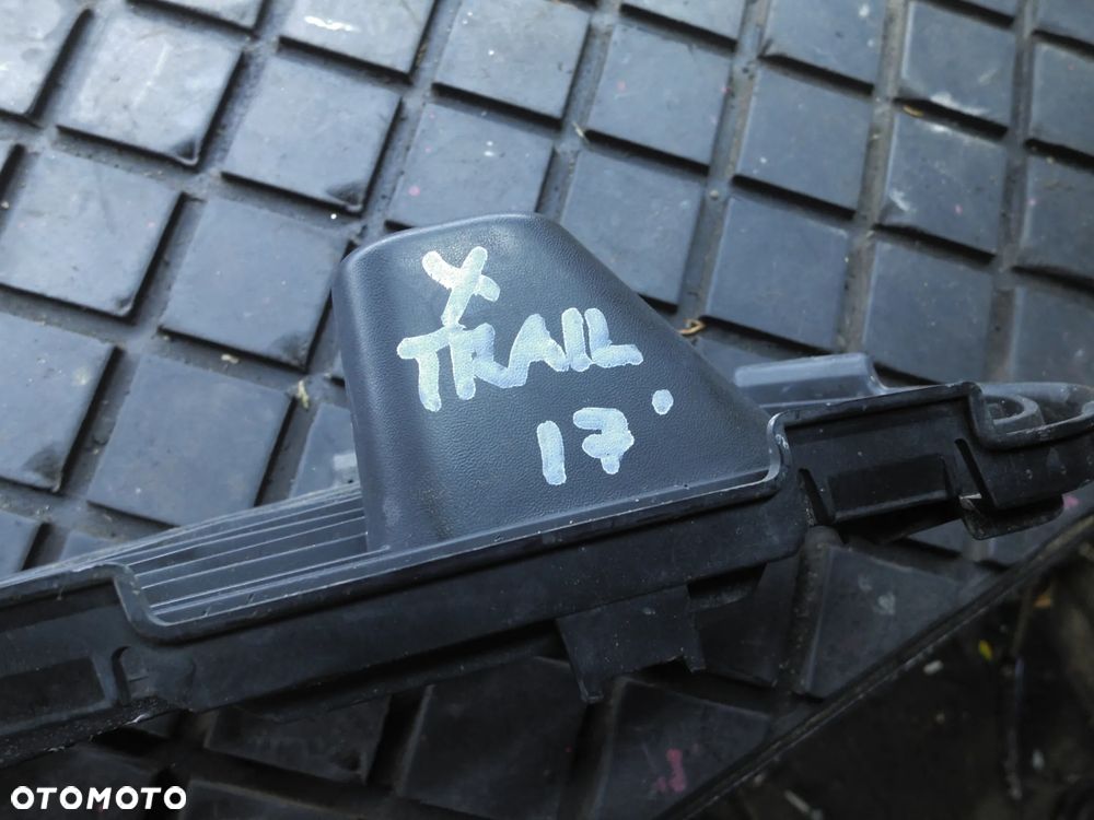 NISSAN X-TRAIL T32 KRATKA ZDERZAKA PRZÓD ŚRODKOWA - 3