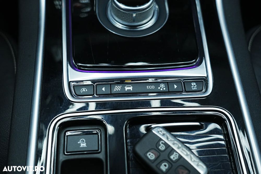 Jaguar XF 20d RWD E-Performance R-Sport - 31