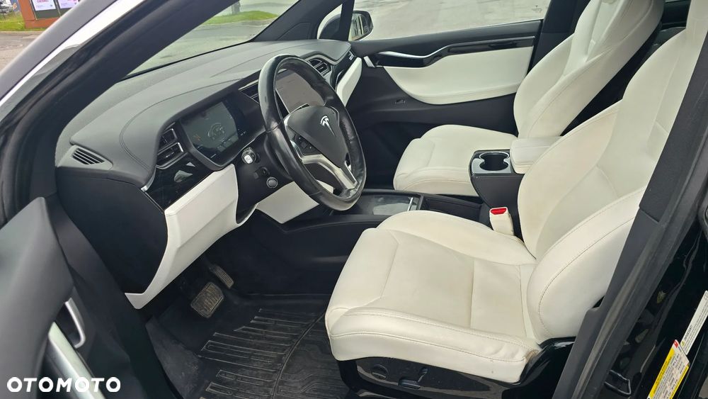 Tesla Model X - 14
