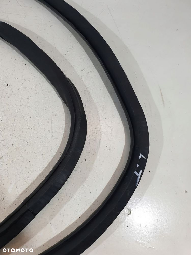 uszczelka karoseryjna drzwi lewy tył 8e9833721g seat exeo 10r kombi - 2