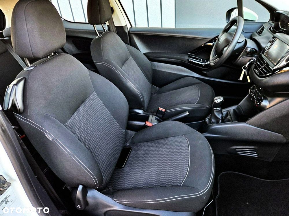 Peugeot 208 - 18