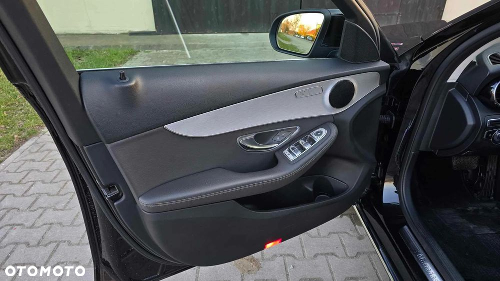 Mercedes-Benz Klasa C 220 d 4Matic T 9G-TRONIC Avantgarde - 22