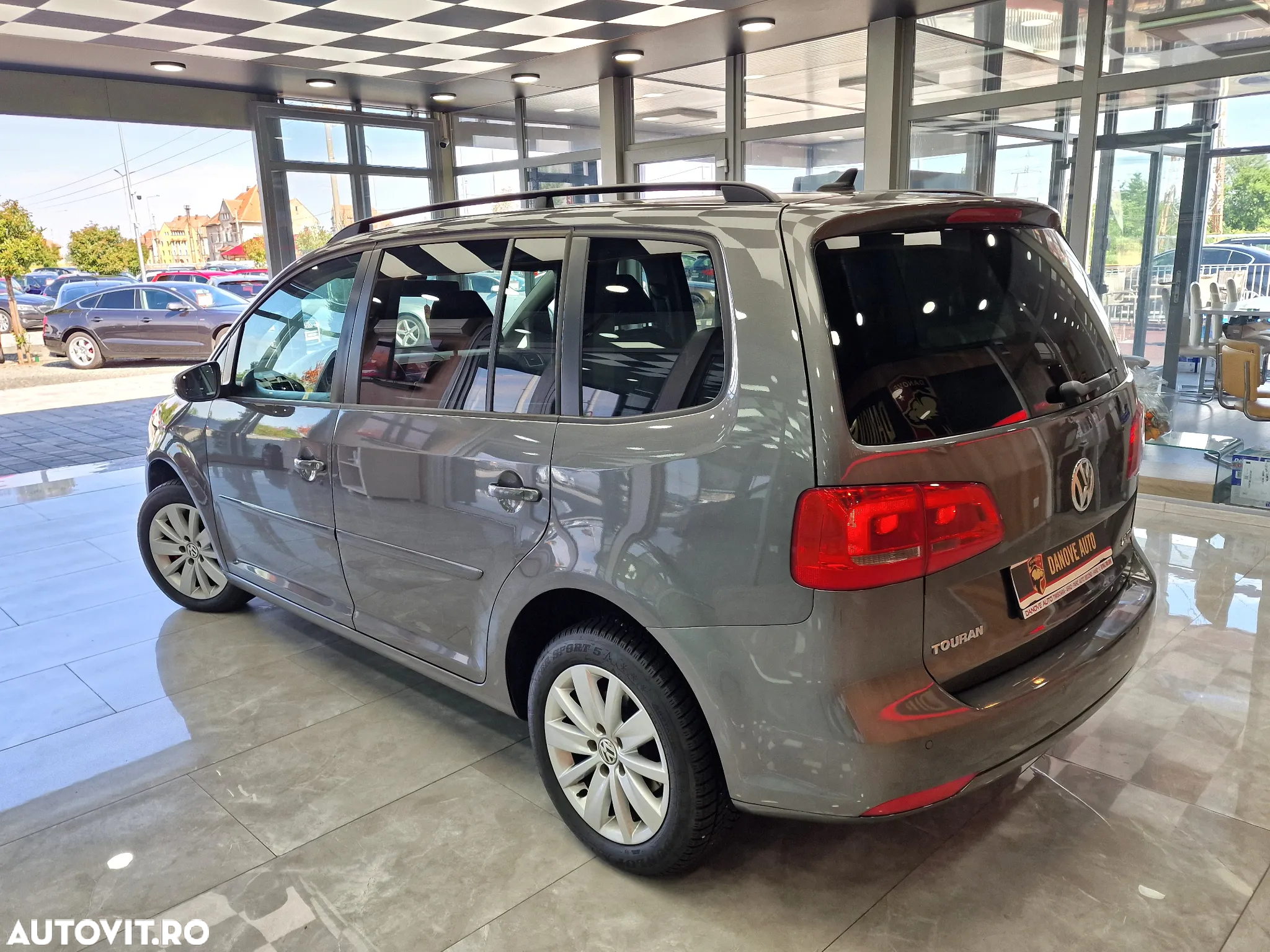 Volkswagen Touran 2.0 TDI DSG Trendline - 10