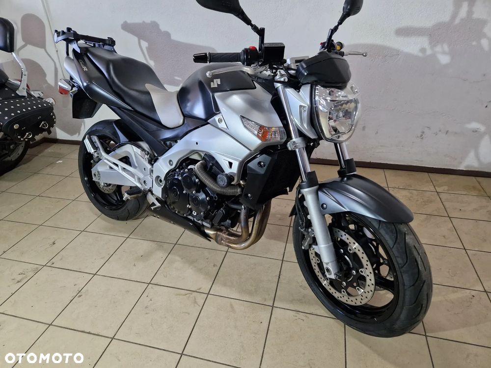 Suzuki GSR - 2