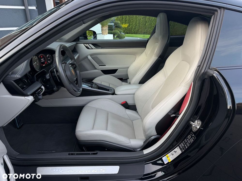 Porsche 911 Carrera 4S - 23