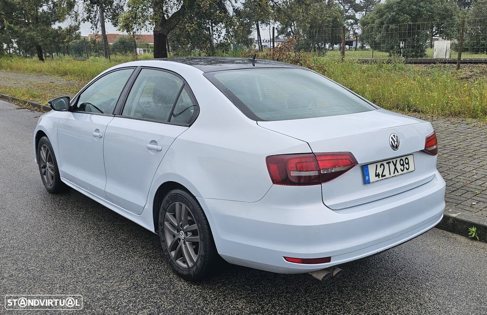 VW Jetta 2.0 TDI Confortline - 18