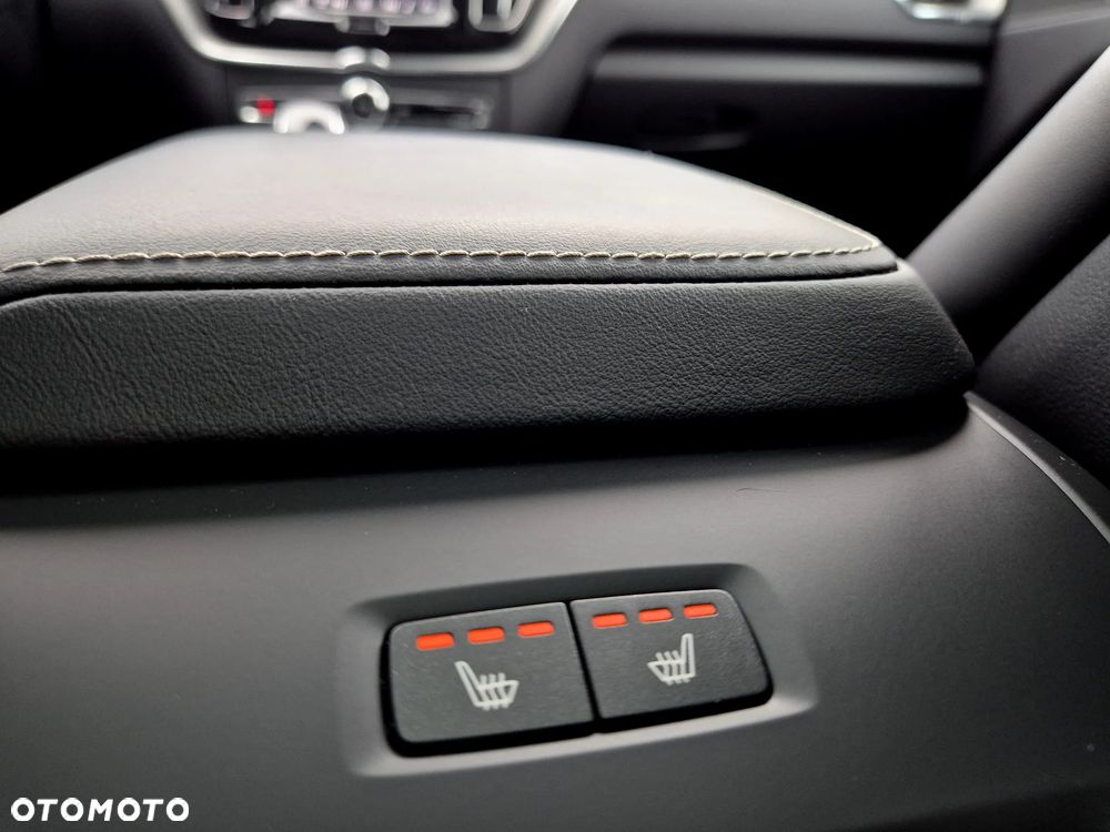 Volvo XC 60 T6 Plug-In Hybrid AWD Plus Black Edition - 13