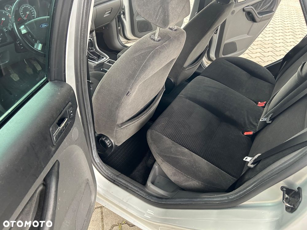 Ford Focus Ghia - 19