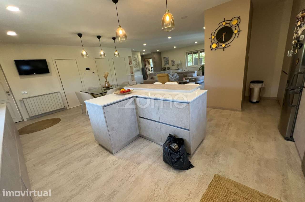 Moradia T4 com Espaço e Conforto com jardim e Garagem - Grande imagem: 2/26