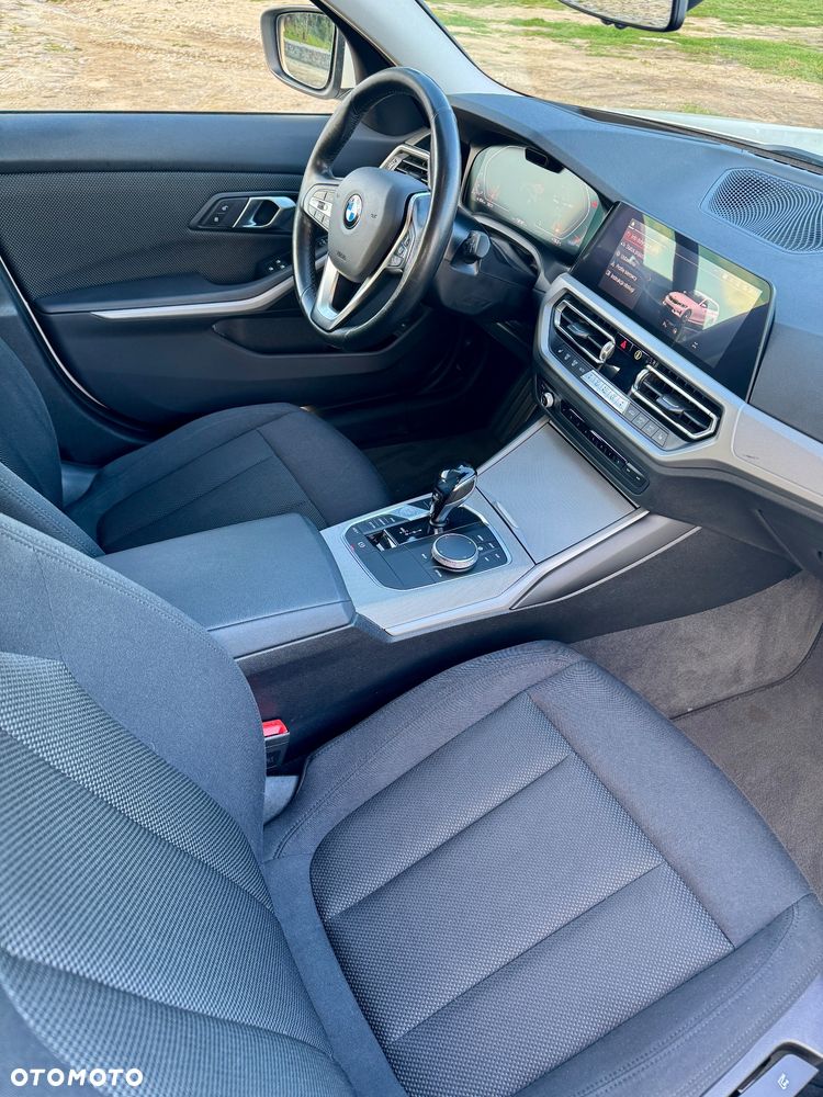 BMW Seria 3 320d xDrive mHEV - 16