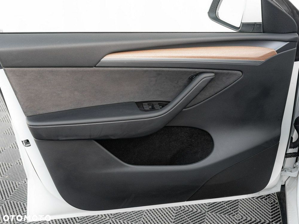 Tesla Model Y Long Range RWD - 12