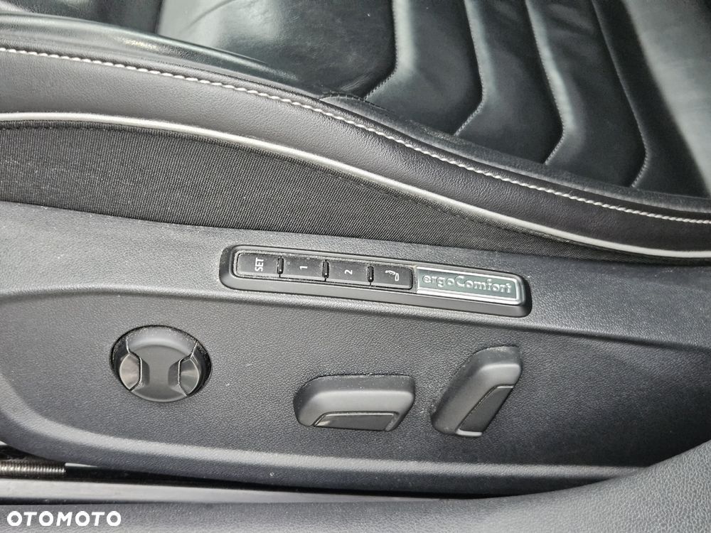 Volkswagen Arteon 2.0 TDI SCR DSG R-Line - 32