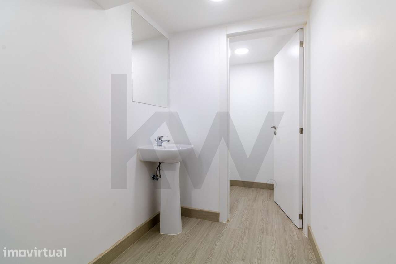Espaço comercial na Av. Almirante Reis – 900 m2 em Localização Estraté - Grande imagem: 4/24
