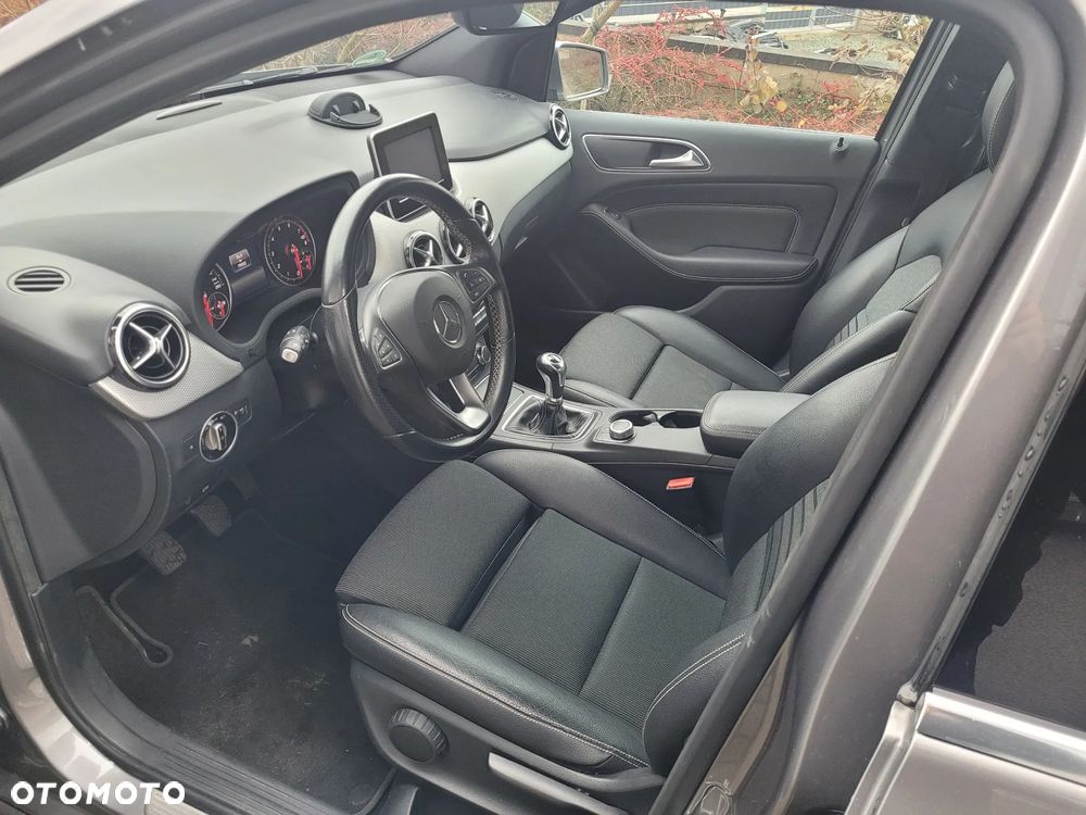 Mercedes-Benz Klasa B 180 UrbanStyle Edition - 12