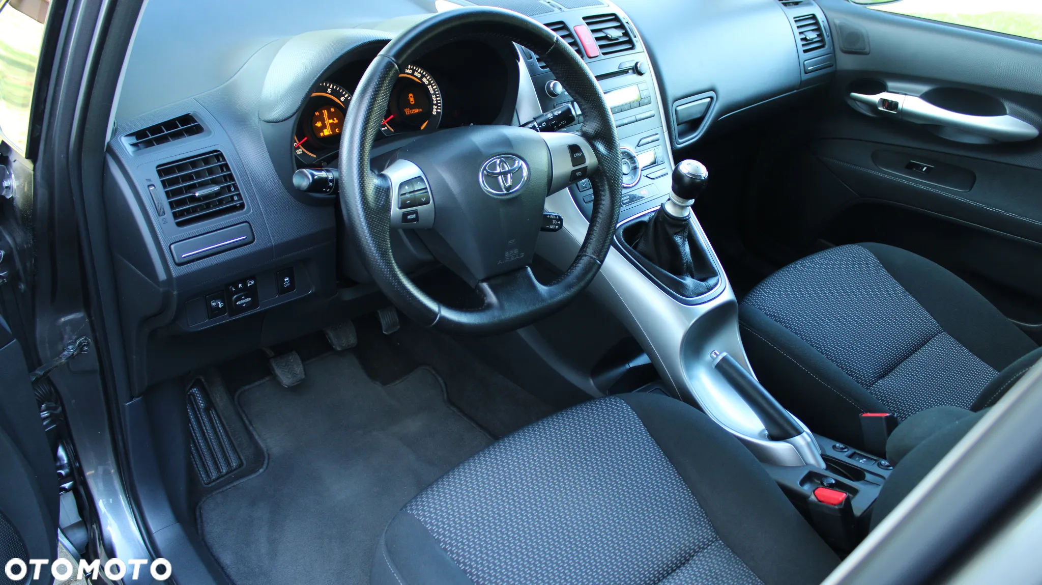 Toyota Auris 1.6 Premium - 26