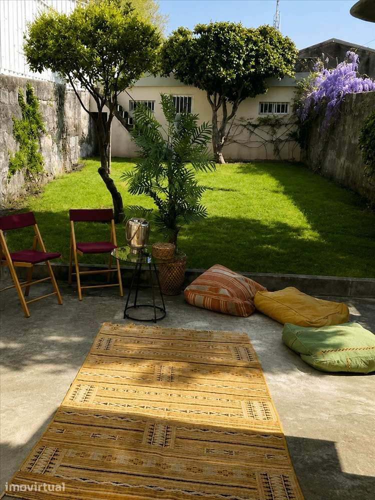 Moradia p/ reabilitar na Foz com jardim - Grande imagem: 2/14