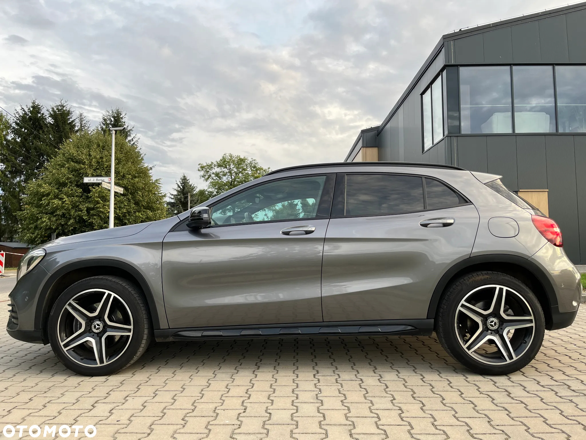 Mercedes-Benz GLA 250 4-Matic AMG Line - 17