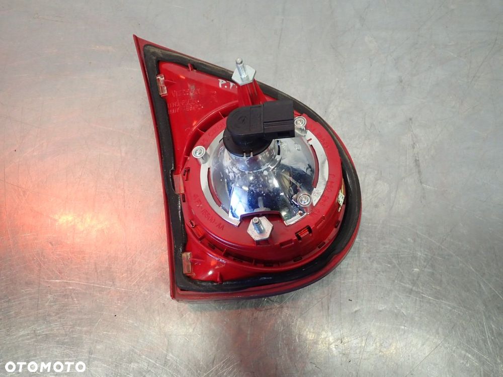 LAMPA PRAWA TYLNA W KLAPIE VOLKSWAGEN GOLF V - 4