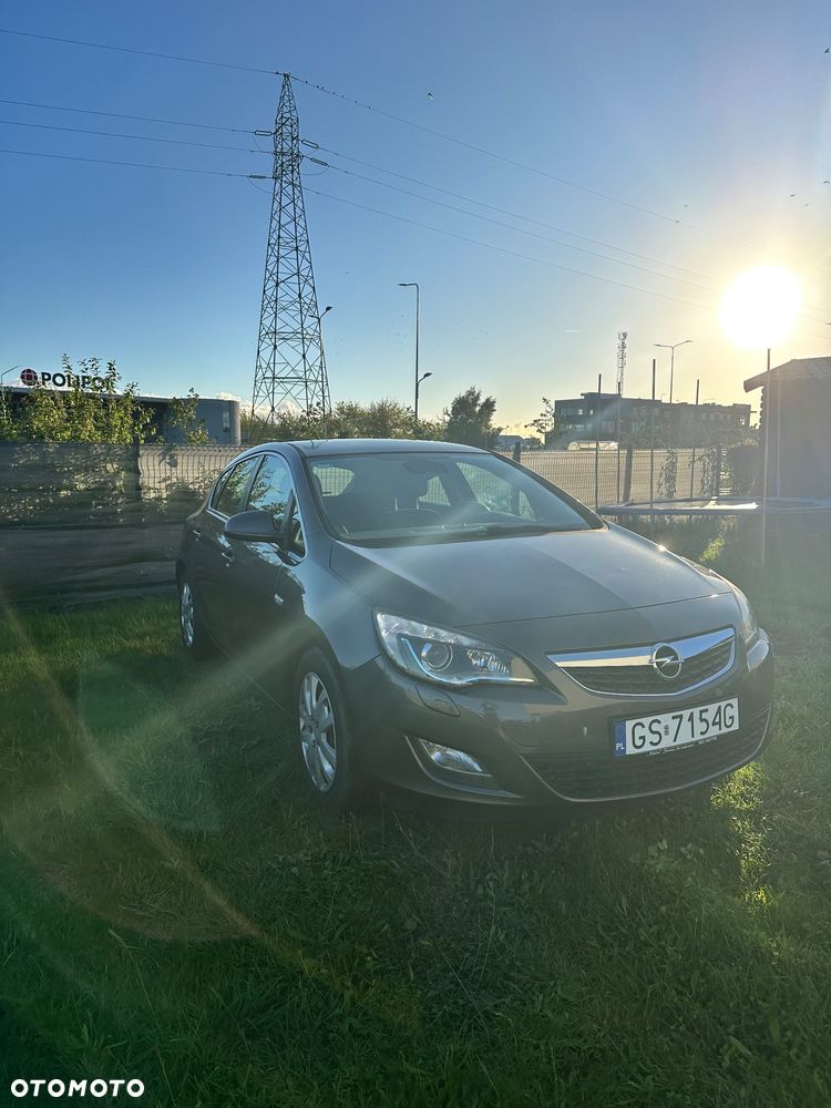 Opel Astra 2010 photo 2